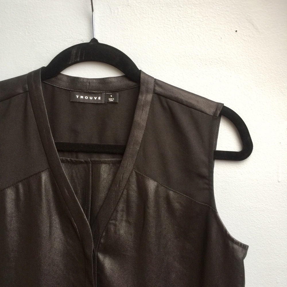 CLEARANCE! Women’s V-Neck Dressy Tank by Trouvé